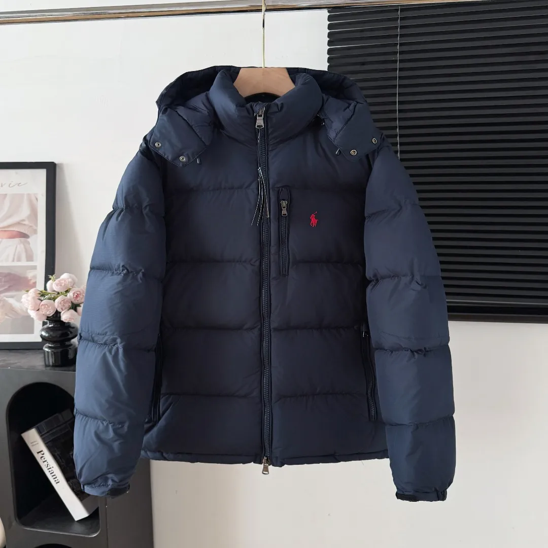 Style number: Y 177 Polo Ralph Lauren 2025 pony embroidered glossy half-turtle collar down jacket, neatly cut to create a smart posture, return to the hustle and bustle of the city. Filled with white duck down, it is warm and comfortable without being bulky, without losing personality and looking low-key! It has a certain sense of hierarchy! Original custom fabric. With a certain sense of color Color: Glossy Black Matte Black Dark Blue White Size: S M L XL XXL